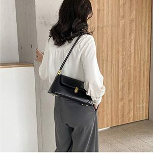 Vintage style shoulder bag